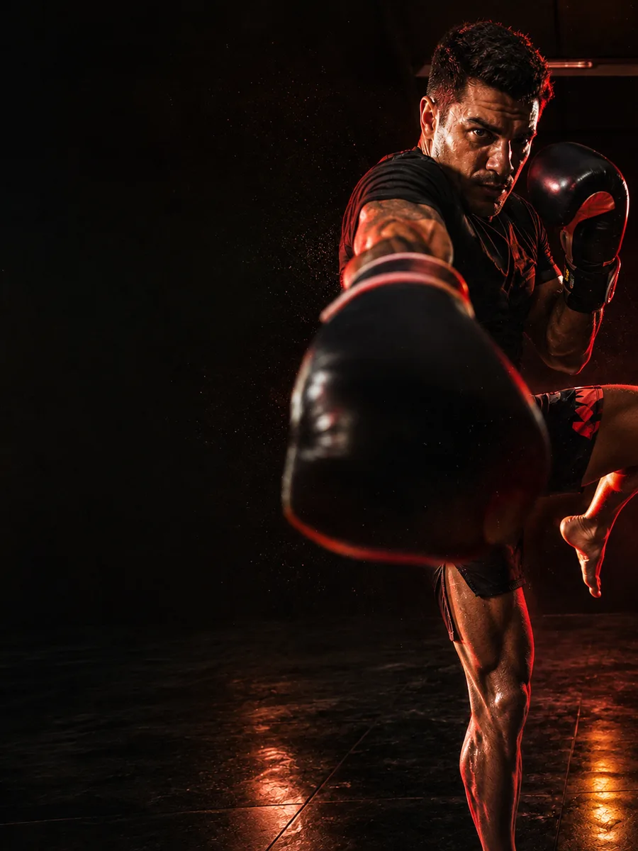 Lutador de Kickboxing aplicando chute, academia de Kickboxing